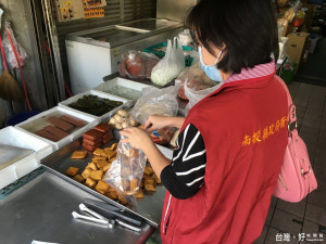 南投縣衛生局就市售年節應景食品加以稽查。