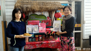 南投農產運銷公司年關前推精緻豬肉加工產品很搶手。（記者扶小萍攝）