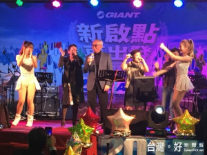 大甲區巨大公司昨晚隆重舉辦尾牙聯歡「新起點　再出發」餐會活動

，創辦人劉金標高歌追追追，全體幹部配合起舞，現場嗨到最高點。

（記者陳榮昌攝）