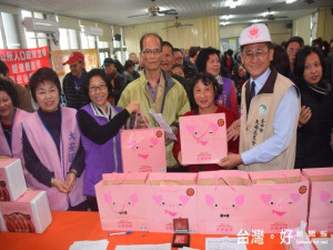 大安農會推出真情、真愛，安農香腸送愛心活動，十二日總幹事蔡建

宗與區長周琇茹現場分送弱勢民眾，場面溫馨。（記者陳榮昌攝）
