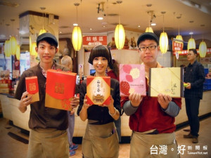 大甲區裕珍馨推出多元糕餅禮盒迎新春，讓消引費者方便到最高貴不

貴、高規格的禮餅。（記者陳榮昌攝）