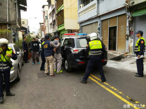 「假」搶匪「真」掛彩　田中警員防搶演練超逼真