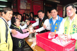 為來年大賺錢　大東門福德祠「尾牙」祭拜麻糬最夯