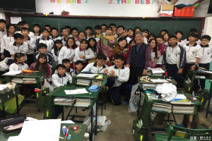 港明高中李淑媛老師用愛和關懷視學生如己出，執教42年，從未遲到、早退，13 日下午上完最後堂數學課，國二班上學生送花和製作卡片歡送。校長劉麟麟到場致謝。(記者/黃芳祿攝)