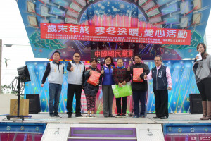 古坑鄉人的寒冬送暖活動讓227邊緣戶暖心暖身也暖腳，各界人士紛紛到場共度。（記者簡勇鵬拍攝）
