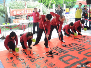 埔心鄉金雞報喜揮毫迎新春　書法大師揮毫吸引民眾圍觀