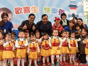 市長朱立倫、社會局長張錦麗、議員黃林玲玲等出席新莊中港及板橋社後公共托育中心啟用儀式。（圖／記者黃村杉攝）