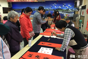 羅東鎮公所邀書法家當場揮毫免費送春聯。（圖／羅東鎮公所提供）