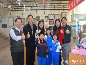 大甲東明國小以「資源再生、風華再現」師生環保創作，十九日在區

公所藝廊展覽，因具有節能減碳作用，吸引民眾爭相觀賞。（記者陳

榮昌攝）

