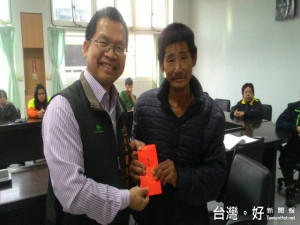 大甲區長劉來旺十九日分贈二十一位邊緣戶各八千元，做為過農曆年

買食材吃團圓費用，受惠家庭感謝聲不斷，場面溫馨。（記者陳榮昌

攝）