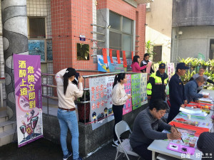 和平警分局舉辦贈春聯、預防犯罪宣導、交通安全宣導及有獎徵答等活動。（記者黃玉鼎攝）