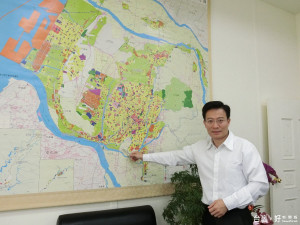 台中市環保局長白智榮說明河川裸露地揚塵造成的汙染問題。（記者賴淑禎攝）