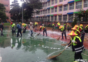 清潔隊人員全力協助各國中小學清理校園。