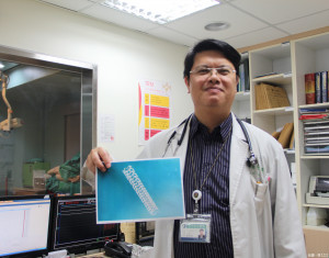 新式的「全吸收式生物血管模架」三年內被人體吸收不造成身體負擔。（記者許素蘭／攝）