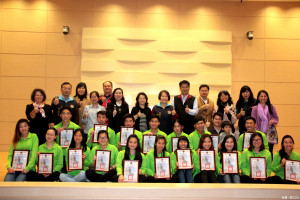 副縣長頒發感謝狀給十八名華裔青年。（記者許素蘭／攝）