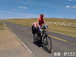 蔡昆維騎車經沙漠。林重鎣翻攝