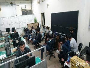 烏日破販毒捕十七人。林重鎣攝