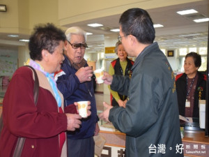 台中市大甲區長劉來旺新自清點存放滿地的物資分送低收入戶過好年

，超值物資豐富，連邊緣戶也不跳過。二十日因氣候變冷，區長不但

指示燒薑母茶為前來的低收民眾及洽公人士驅寒，還親自奉茶，親切

之情獲得好評。（記者陳榮昌攝）
  