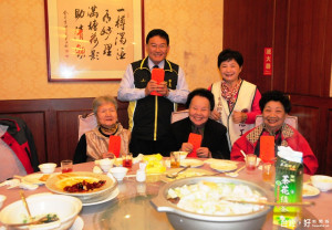 泠氣團吹不熄温暖火　彰市為獨老舉辦圍爐餐會