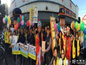 霧峰警分局在市場防詐騙。林重鎣攝