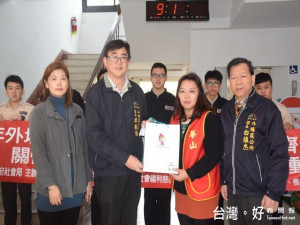 外埔區公所全面執行社會福利工作，送統一發票、送物資、為獨居老

人清掃環境，一次做足，卓區長將一批統一發票轉送華山后里分會站

長期勉多關心弱勢團體。（記者陳榮昌攝）