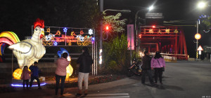 行銷雲林燈會，西螺大橋頭花燈搶先登場。｛記者郭春輝攝）