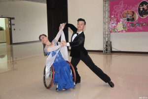 輪椅舞蹈亞洲錦標賽摩登組冠軍的楊春蘭與吳煥然表演精彩的輪椅舞。（記者許素蘭／攝）