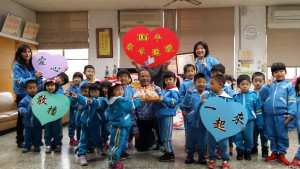 育仁幼兒園小朋友將愛心園遊會義賣所得全數捐給苗栗市公所愛心專戶。（記者許素蘭／攝）