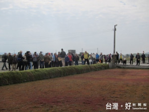 大甲區農會舉理「稻田生態景觀示範觀摩會」，農改場說明驅蟲重點

，吸引近百位農友參加。（記者陳榮昌攝）