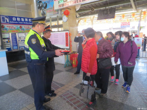 人多讓扒手有機可乘，大甲鐵派出所及火車站籲春節期間，乘客注意

口袋財物。（記者陳榮昌攝）
