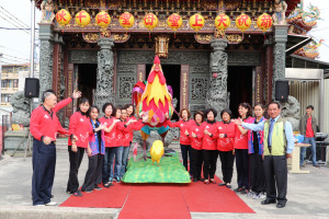 六甲媽祖廟特別舉辦《鳳鳴迎春~農家雞》起雞儀式。（記者邱仁武／攝）