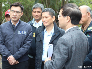 立委江啟臣（左一）邀客委會主委李永得下鄉，考察山城地區現有的執行計畫。（記者黃玉鼎攝）