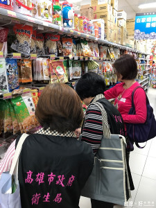 ▲衛生局人員進行年節食品稽查。（圖／記者許凱涵攝）