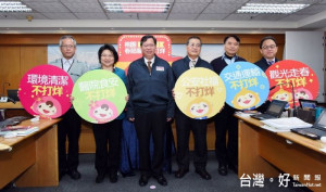 市長鄭文燦主持市政會議時，說明市府「春節服務不打烊」措施，要讓市民快樂安心過好年。