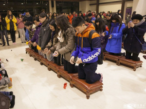 淡水緣道觀音廟擲筊大賽，三個聖筊就可以得到限量招牌文創品「吉祥如意平安福」。（圖／記者黃村杉攝）