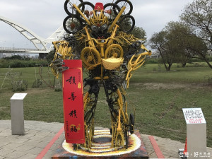 高管處特地將鐵馬金鋼(Bike Bumblebee)打扮成財神模樣，為大家招財。（圖／記者黃村杉攝）