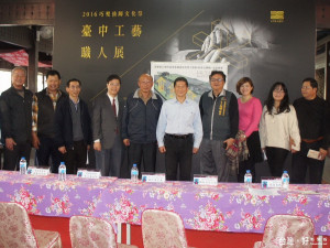 市府客委會主委劉宏基（左五）陪同中央客委會主委李永得（右五）視察，李主委允支持市府推動客庄建設。（記者黃玉鼎攝）