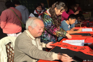 七旬老者薛鐘錤寫春聯送鄉親，薛老寫的書法作品法國博物館珍藏(記者/黃芳祿攝)