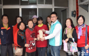 新住民黃姓婦人夫妻雙雙患癌症，造成美滿的一家五口，面臨斷炊之
境，立法院副院長蔡其昌助理施志昌與台中市新移民家庭關懷協會理

事長洪香麗及幹部二十四日前往慰問，並致贈五萬元善款。（記者陳
榮昌攝）