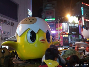 台北燈節主燈「小奇雞」正式亮相。（圖／翻攝自PTT）