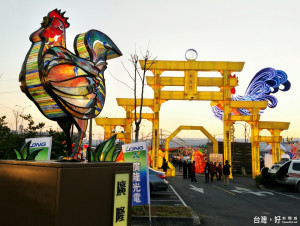 2017年南投燈會在南投縣會展中心展開，其中由「芳仕璐昂琉璃藝術館」為廣隆光電公司所設計，以藝術玻璃打造獨一無二的花燈雞–『一鳴驚人』最受矚目。