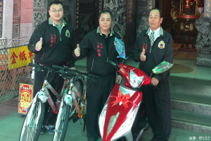 台南市北門區蚵寮保安宮主委蔡見成(右一)說，農曆春節一連五天廟方辦理摶杯送機車、發財金、金戒指、腳踏車活動，歡迎各地信眾屆時前來共襄盛舉。(記者/黃芳祿攝)