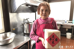 三星大洲村長青食堂阿嬤收到博愛醫院贈送的歲歲平安米。（圖／羅東博愛醫院提供）