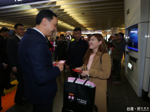 市長朱立倫前往板橋臺鐵、高鐵車站等視察返鄉旅客疏運情形，致贈福袋祝大家金雞年快樂、旅途平安。（圖／記者黃村杉攝）
