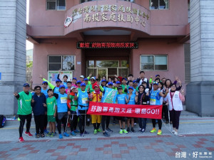 舒跑哥首抵南投家扶捐款助受扶家庭。