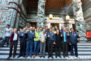 鄭市長祝賀市民朋友新春快樂，金雞年吉祥、平安、豐收。