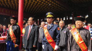 台灣王爺總廟南鯤鯓代天府大年初一「抽國運籤」是「下下籤」，總幹事侯賢遜（左）說籤詩內容顯示今年國運充滿挑戰和艱困。（記者邱仁武／攝）

