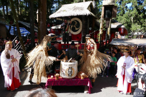 溪頭妖怪村於農曆新年期間舉辦恭迎鳳凰山神的敬天祈福祭典~山神祭活動，由妖怪村商圈發展協會理事長林修誠帶領祭儀人員，高舉木槌敲破清酒樽，宣布2017山神祭正式開始～