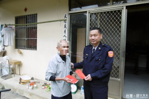 竹山分局鹿谷分駐所及警友站，為關懷轄區生活困頓及獨居老人，由鹿谷分駐所所長林昇勳前往慰問轄內獨老好過年。