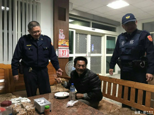 學甲分局警員除夕夜在將軍漁港發現彰化縣埔鹽鄉身心障礙失蹤男子，協助他回家團圓過年，被傳為佳話。（記者邱仁武／攝）
